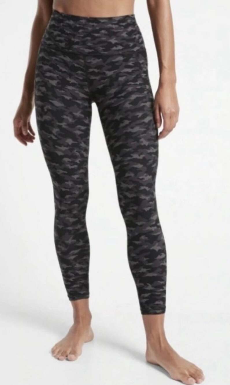 Athleta Yoga Tight Leggings Salutation ll Stash Pockets 7/8 Size Small
